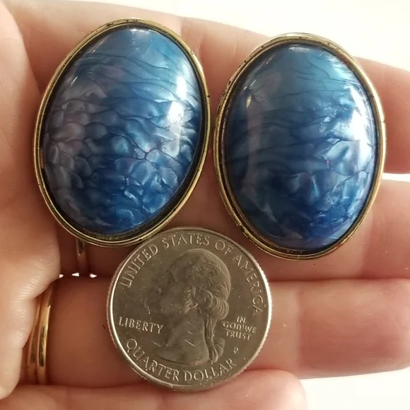 Vintage earrings chunky clip on oval egg shaped wavy pearlized blue gold tone - Picture 6 of 14